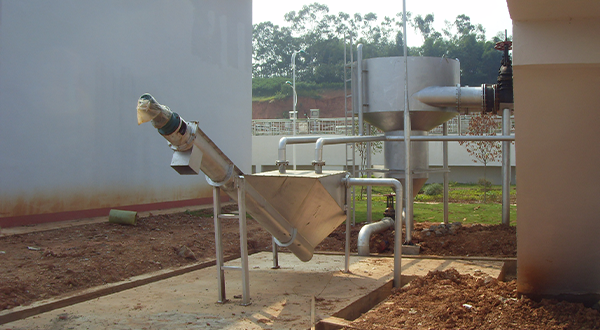 旋流沉砂池除砂機(jī)的使用注意事項(xiàng)有哪些?-青島樂(lè)中環(huán)?？萍加邢薰? />
</p>
<p style=